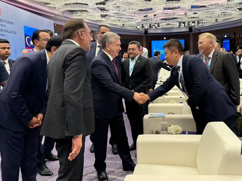 Figure 2: President Shavkat Mirziyoyev of Uzbekistan (left) and our Managing Director, Zhang Lei (right), exchanging a cordial handshake