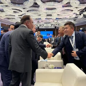马来西亚总理安瓦尔·易卜拉欣Anwar Ibrahim与我司董事总经理张磊友好握手