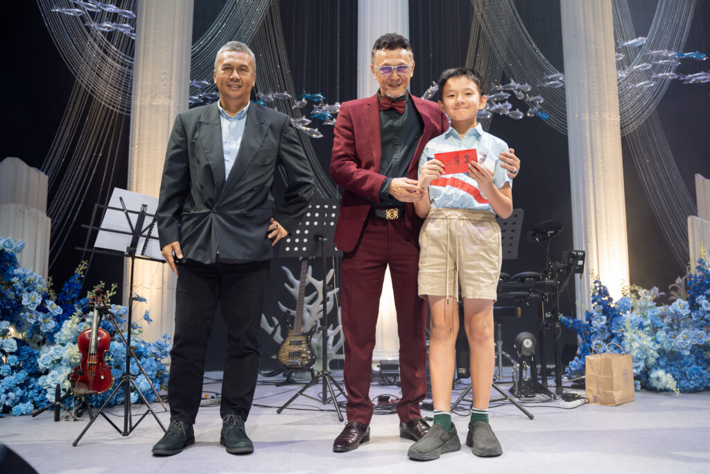 Figure 15: The representative of the winning family receiving the second prize